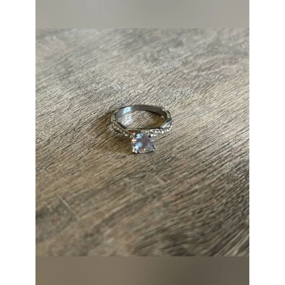 Fashion jewelry women’s size 10 metal and rhinestone twist solitaire ring